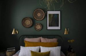 كيفية جعل غرفة النوم الخاصة بك فريدة من نوعها لا تنسى، وذلك باستخدام الجدران. 6 أفكار جولي