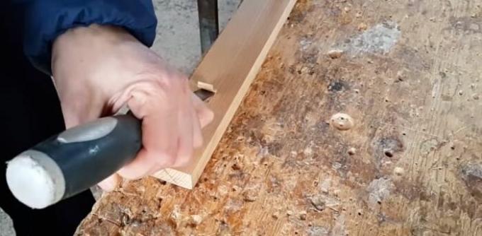قم بإزالة قطعة من الخشب بإزميل بعناية ، ولكن ليس تمامًا