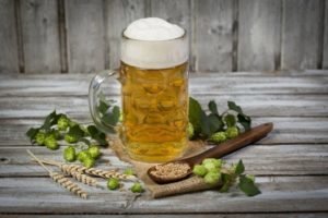 هل تضر البيرة الخالية من الكحول