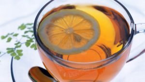 إذا كنت تشرب الشاي بانتظام مع الليمون في الصباح، يمكنك تحسين كبير في حالة الجلد. وقال انه يعطي قوة ومرونة الجلد، ويمنع التغيرات المرتبطة بالعمر. 