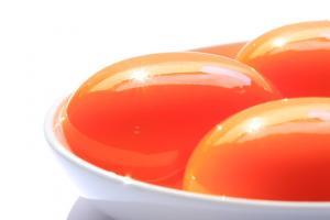 البيض في اللون "الصحيح": كيفية جعل صفار البرتقال