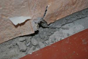 الفجوة بين الأرضية والجدار: ما يجب إصلاحه حتى لا توجد مسودات أو رطوبة أو حشرات