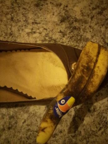 قشر الموز يمكن تنظيف الأحذية الجلدية للتألق.