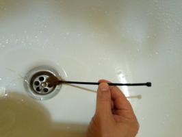 وهناك طريقة بسيطة لكنها فعالة جدا لتنظيف هجرة في الحمام من الشعر دون تجريد سيفون.