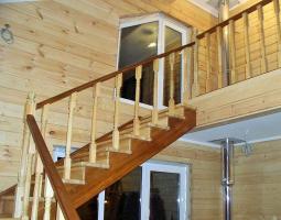يتميز تصميم وبناء الدرج في المنازل الخاصة