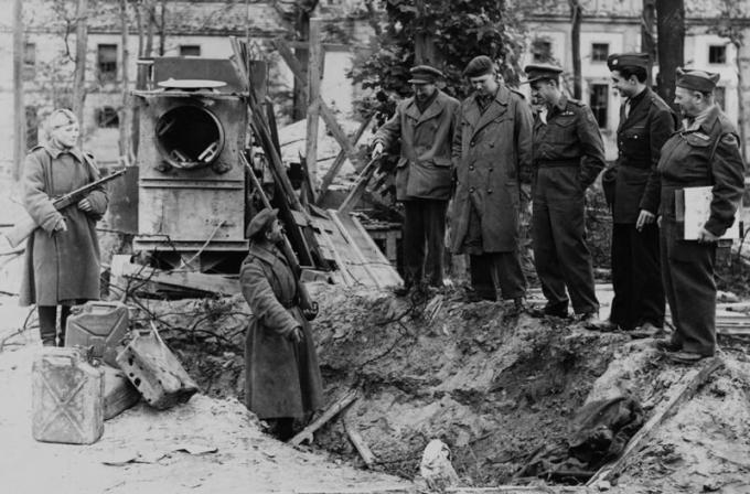 حفرة، حيث دفن الفوهرر وعلب من البنزين. مايو 1945