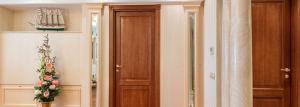 الأبواب الخشبية الداخلية - يعيد إلى الأذهان القرص الميزانية
