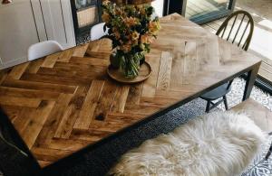 يمكن عاديا طاولة خشبية، تصبح فخر في الداخلية الخاصة بك؟ بسهولة. 6 أفكار DIY الأصلية