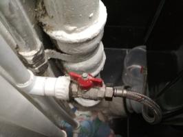 حماية صمام من تسرب المياه إلى الشقة. التحقق من تشغيل صمام