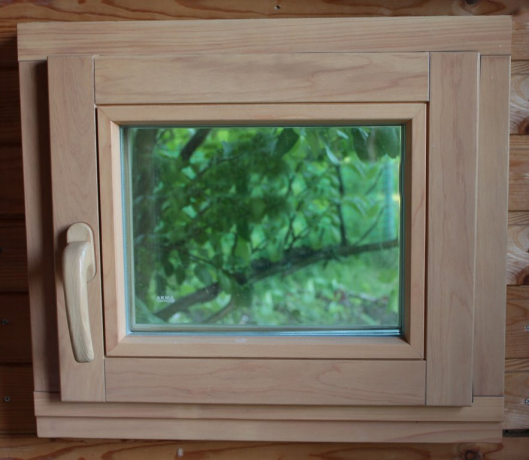 النوافذ الخشبية من ألدر. خدمة الصور مع ياندكس صور.