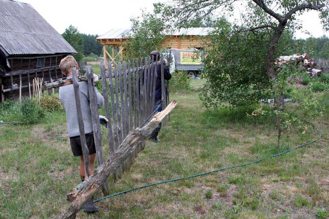 قمنا بتفكيك السياج الخشبي القديم.