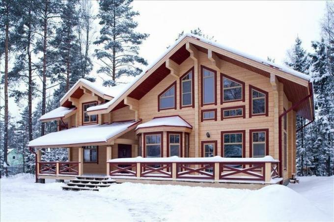 منزل من الخشب الرقائقي القشرة في منطقة لينينغراد. يسر فصل الشتاء هذا العام مع كميات وفيرة من الثلوج.