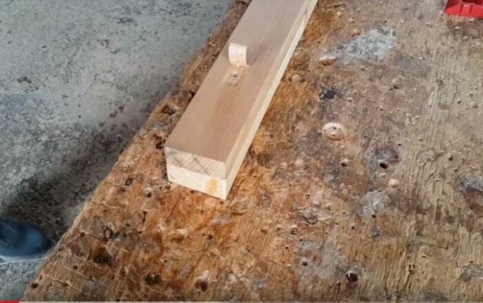 أوصي باستخدام الغاطسة ، بحيث يتحول رأس المسمار إلى "راحة" في الخشب.